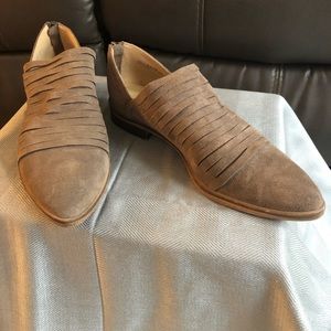 Women’s taupe booties/flats.